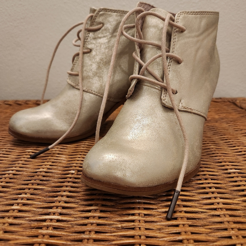 Toms Metallic Gold Lace Up Bootie - Picture 1 of 4